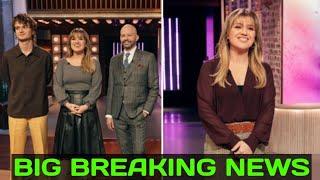 WOW KELL! Kelly Clarkson flaunts her thinning legs in a tight leather skirt on the talk show stage